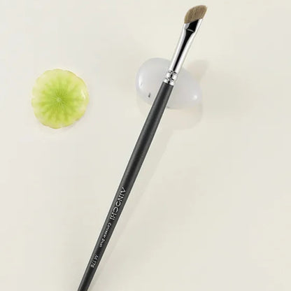 Small concealer brush for under-eye application 2