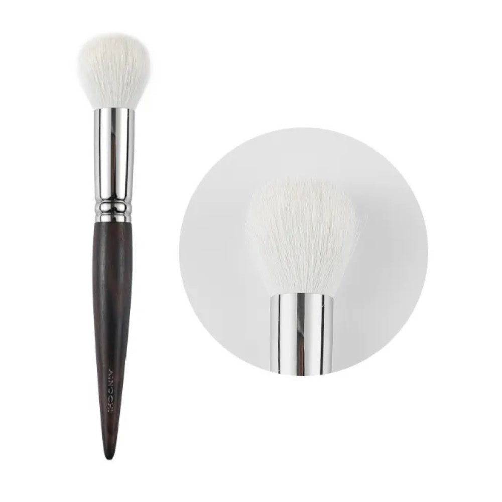 Professional blush brush with soft goat hair bristles 1
