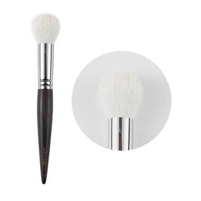 Professional blush brush with soft goat hair bristles 1